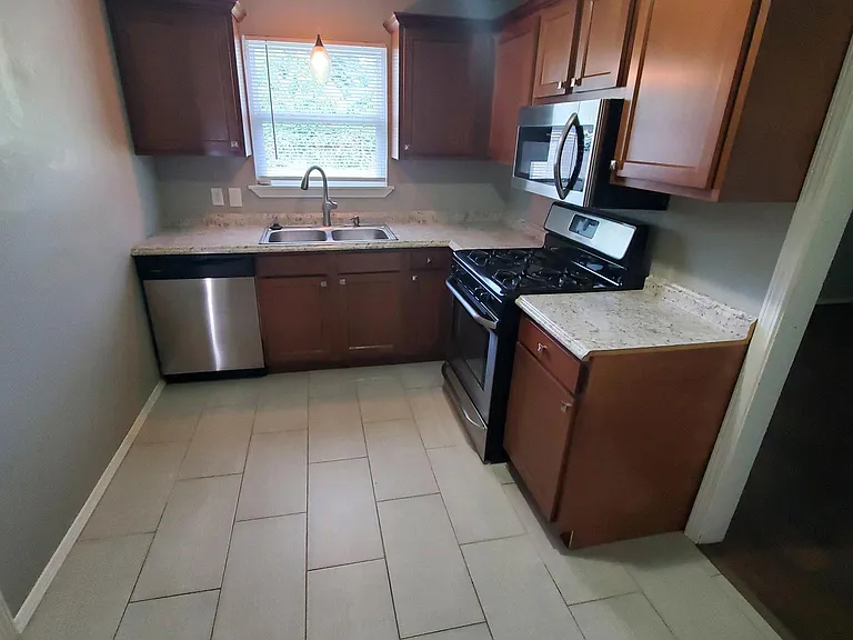 1109 S Date Ave — Photo 2