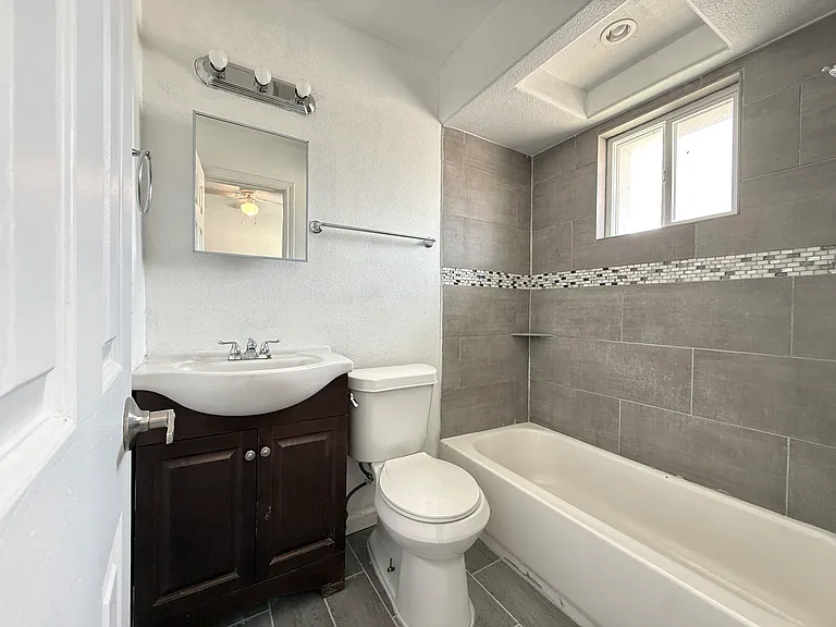 1607 N Carroll Ave #202 — Photo 2