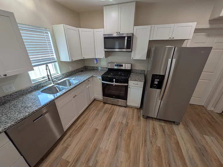 924 E Walnut St — Photo 7