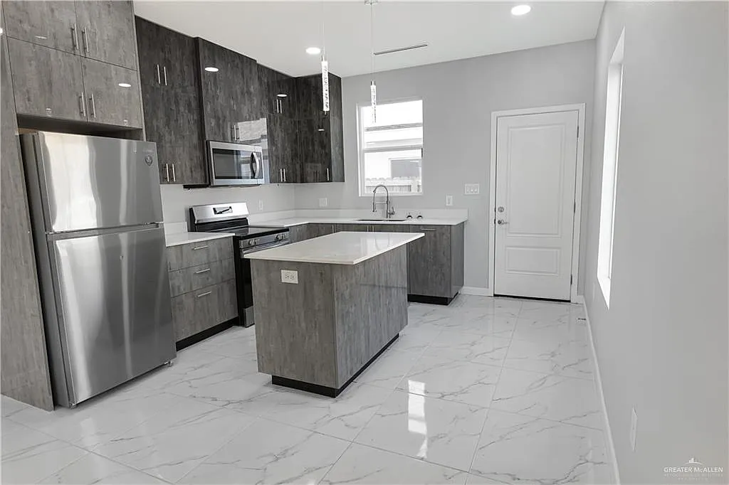 3517 S Dominique Dr — Photo 3