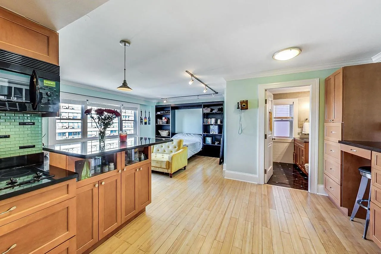 2909 N Sheridan Rd — Photo 1