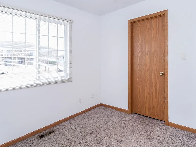 944 Fotis Dr — Photo 4