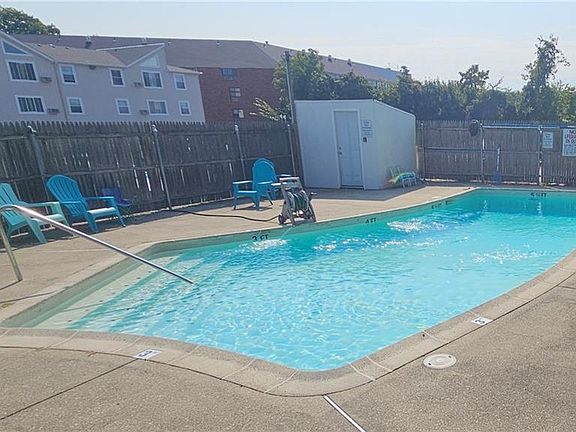 3rd image of 201 Woodlawn Ave APT 313