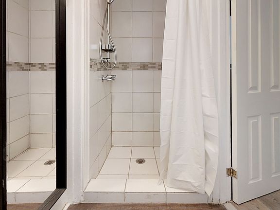 5th image of 647 W 18th St #219