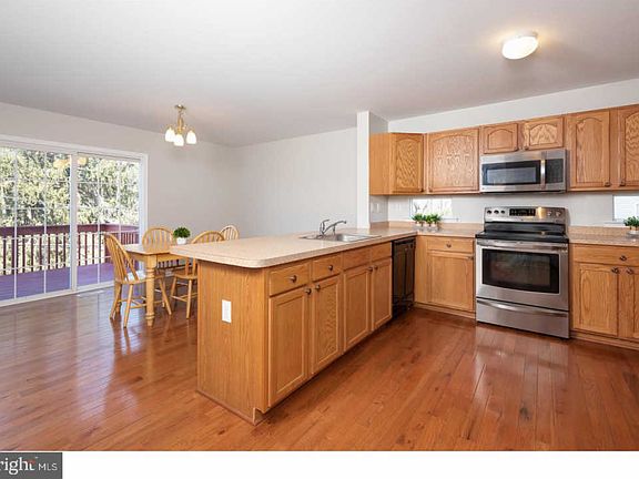 5th image of 153 Marquis Dr