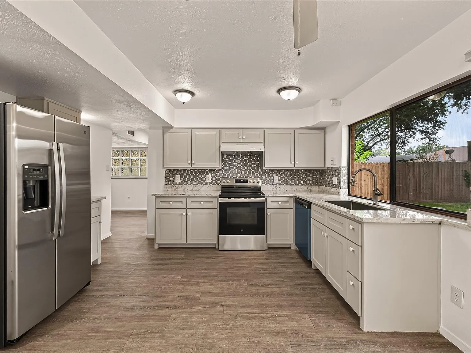 3 bed, 2.0 bath, 1893 sqft, $2,000 — Photo 4