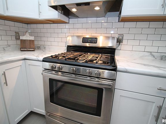 3rd image of 1009 S Mesa Dr