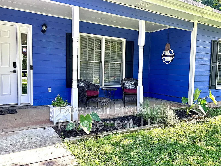 255 Camelot Dr — Photo 2