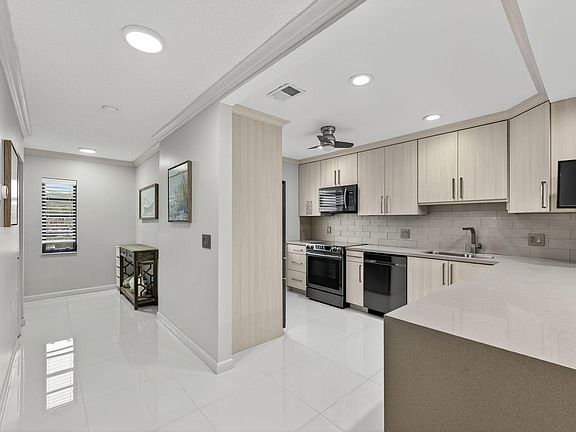 4th image of 8450 Casa Del Lago #J