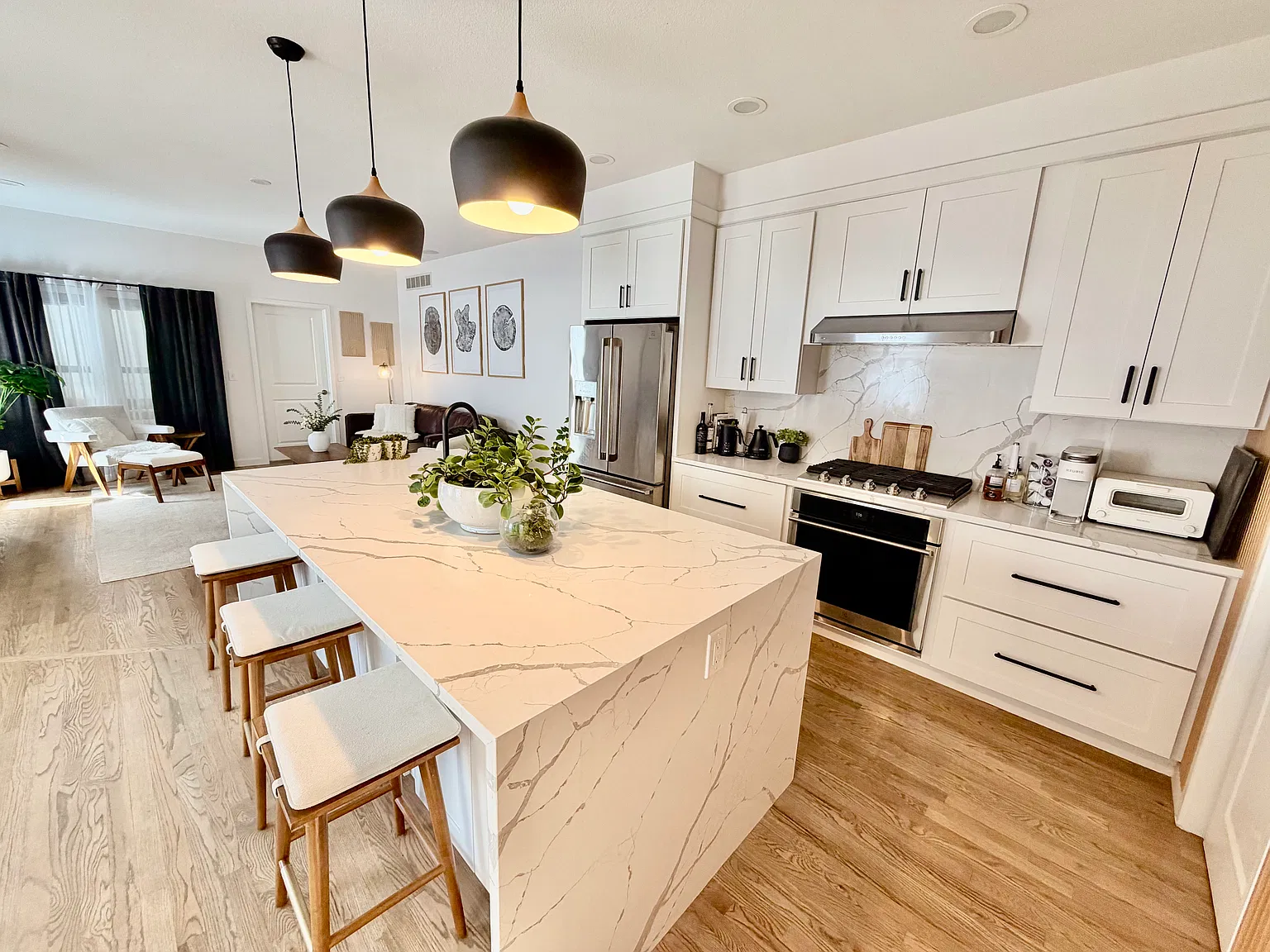 3 bed, 3.5 bath, 2933 sqft, $5,995 — Photo 3
