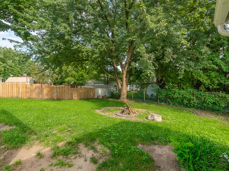 105 Sunset St — Photo 26