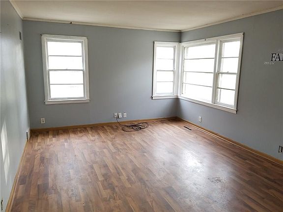 4th image of 930 N Grand St