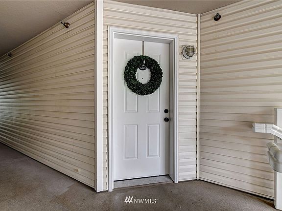 3rd image of 14714 Admiralty Way APT A319