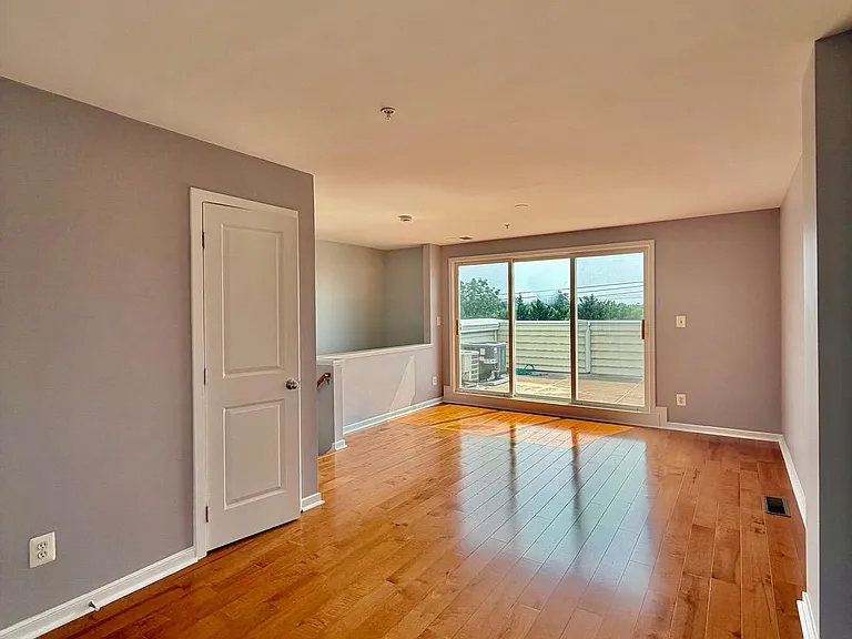11034 Amherst Ave — Photo 23