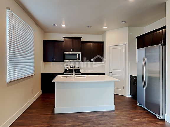 3rd image of 936 Moorside Ave