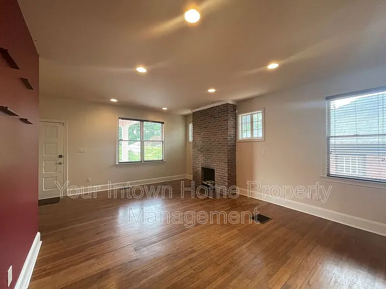 639 Somerset Ter NE — Photo 7