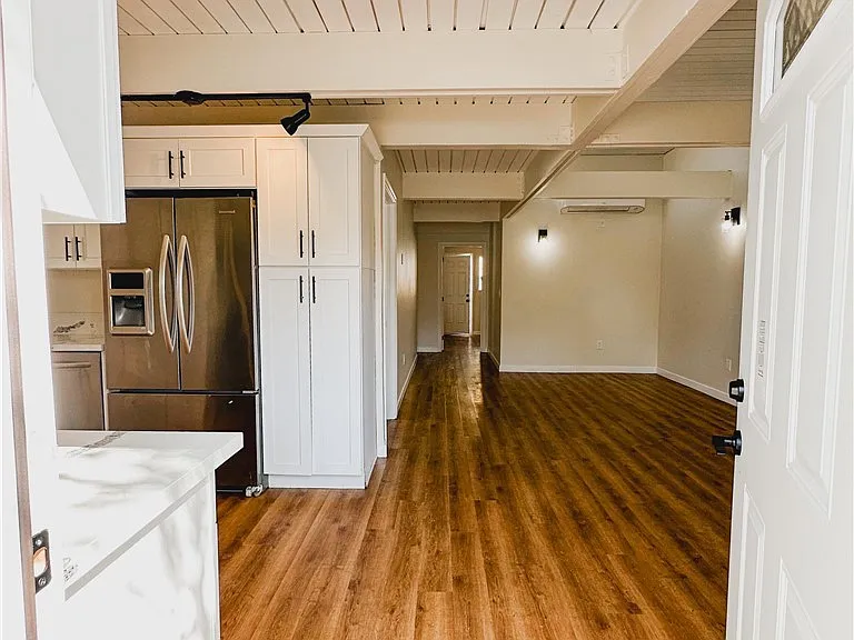 11571 Archwood St — Photo 4