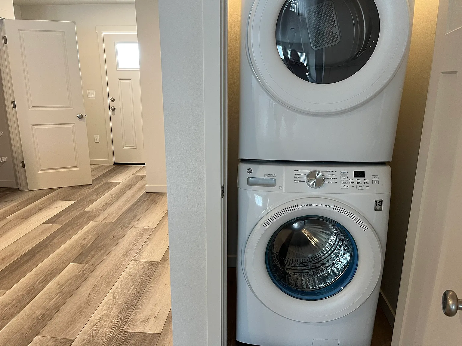 2 bed, 975 sqft, $1,900 — Photo 4