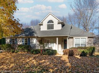 2941 Cedarwood Ct, White Lake, MI 48383