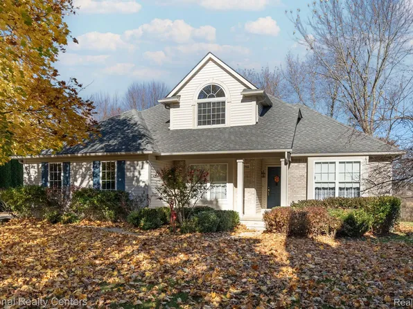 2941 Cedarwood Ct, White Lake, MI 48383