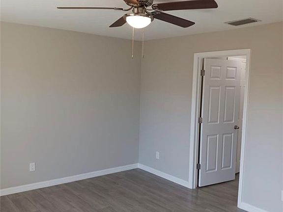 4th image of 740 Foxtail St E