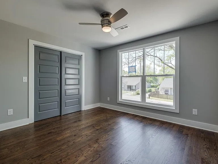 Guest bedroom 2 (currently used as an office)