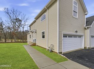 10 Remington Ct, Farmingdale, NJ 07727