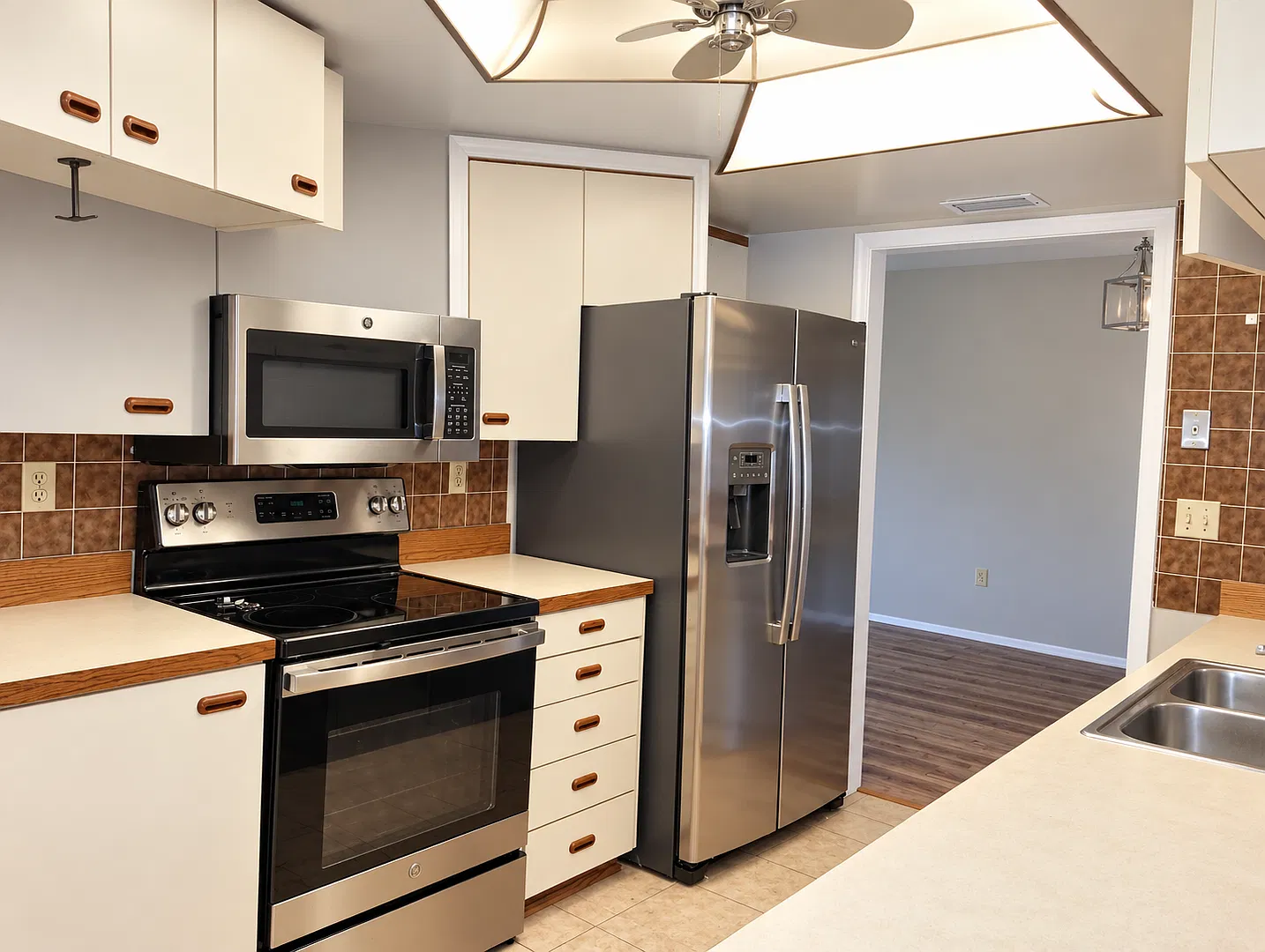 Freshly Updated 2-Bedroom, 2-Bath Home in Spring Hill Available Mid-November! — Photo 4