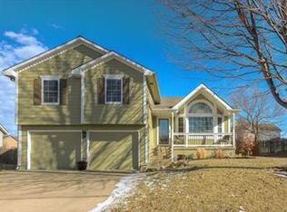 829 NE Michael Dr, Lees Summit, MO 64086