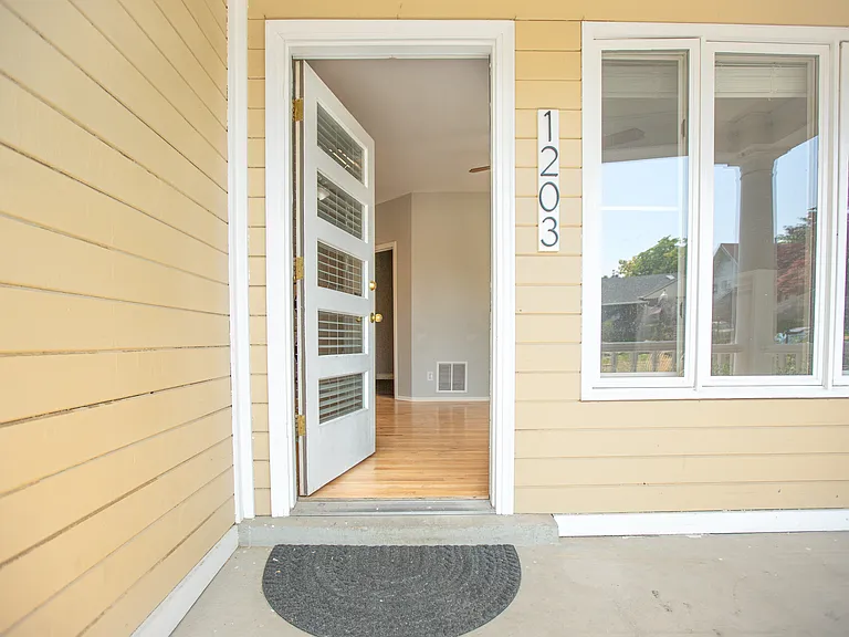 1203 E Roosevelt Ave — Photo 3