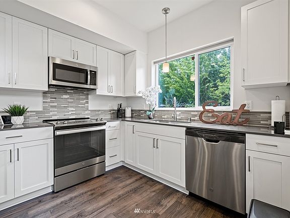 4th image of 9236 17th Ave SW #A