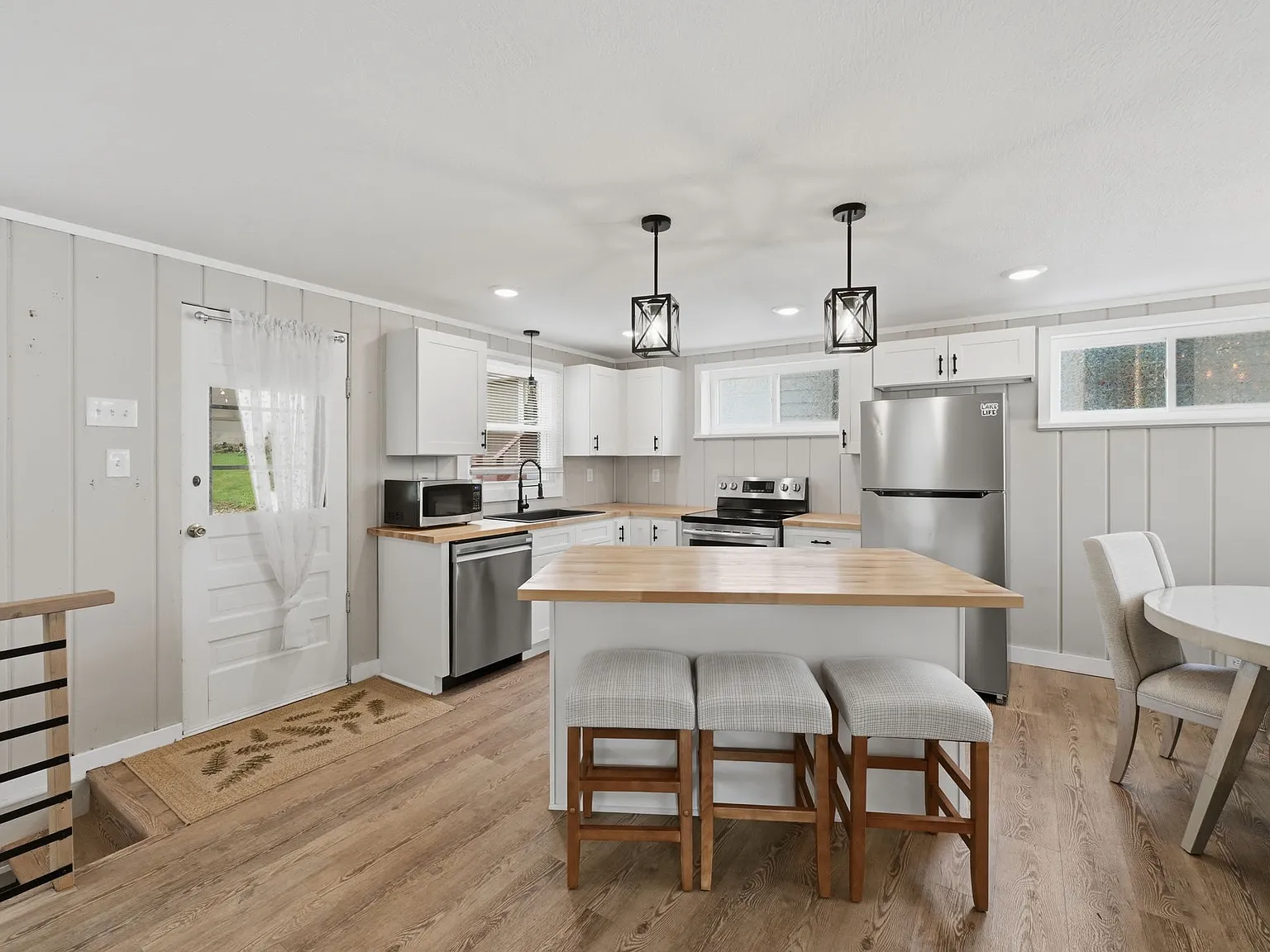2 bed, 1.5 bath, 1256 sqft, $2,700 — Photo 2