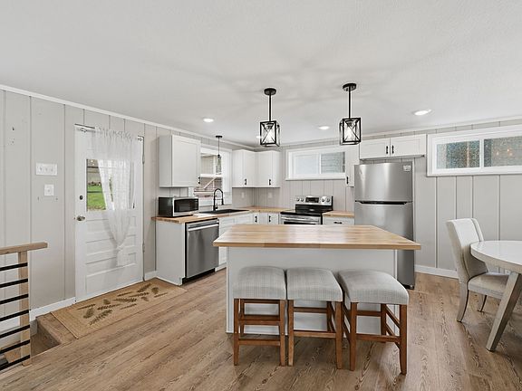 2nd image of 158 Oak Dr NW