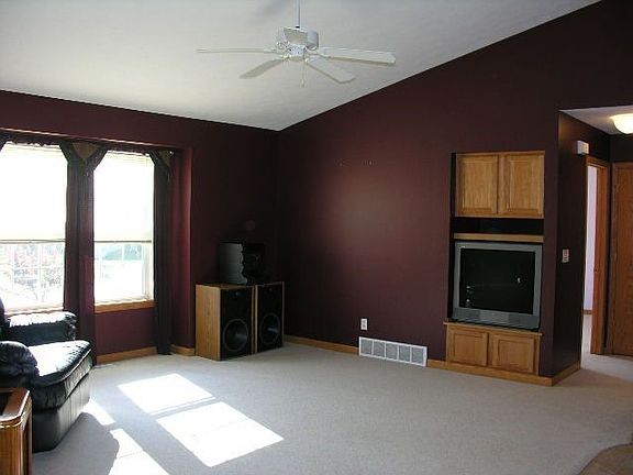 Large living room, vaulted ceilings