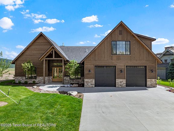 3rd image of 231 Desert Fox Ln