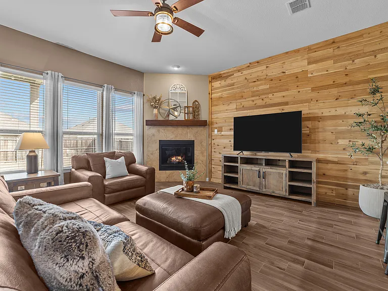 910 Black Hawk Dr — Photo 10
