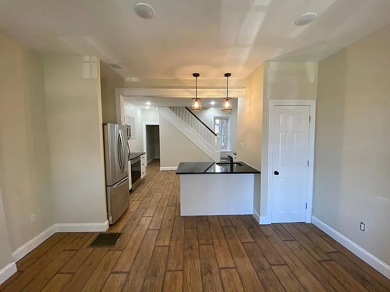 445 Manor St — Photo 2