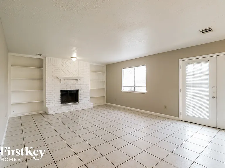 7447 Woodland West Dr — Photo 7