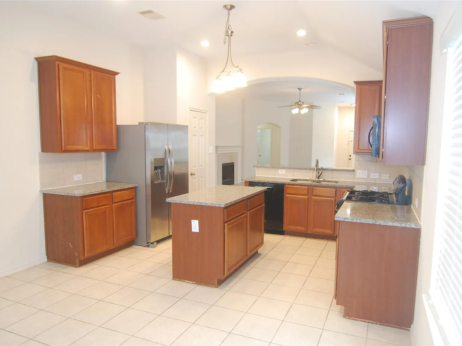 4 bed, 2.0 bath, 1930 sqft, $2,500 — Photo 4