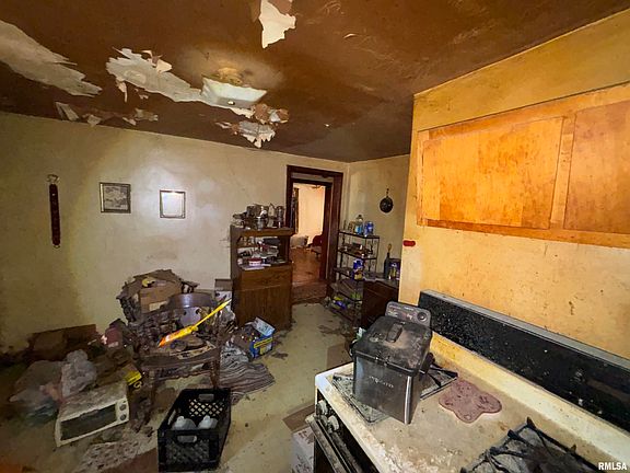 2nd image of 205 Hillman St