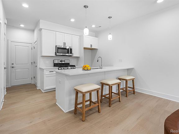 3rd image of 1301 Timberlane Dr
