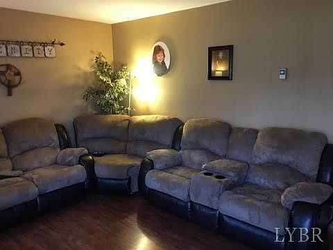3rd image of 113 Amwood Pl
