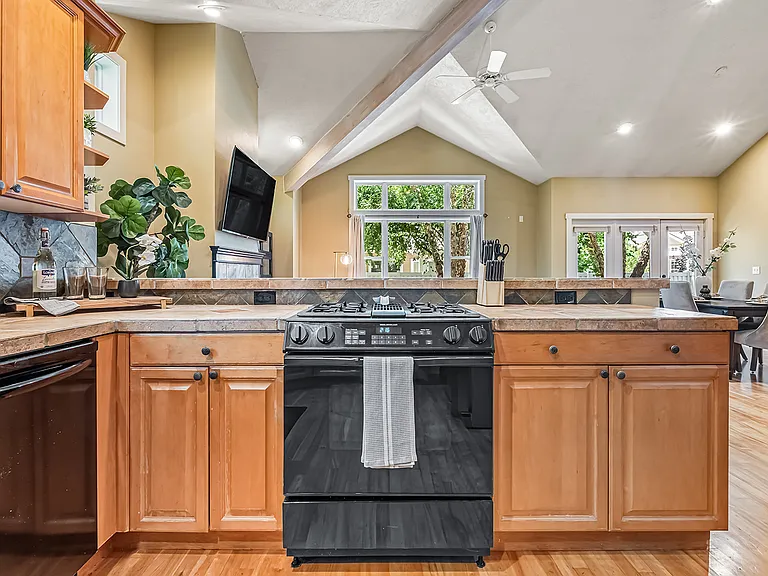 246 W Colchester Dr — Photo 17