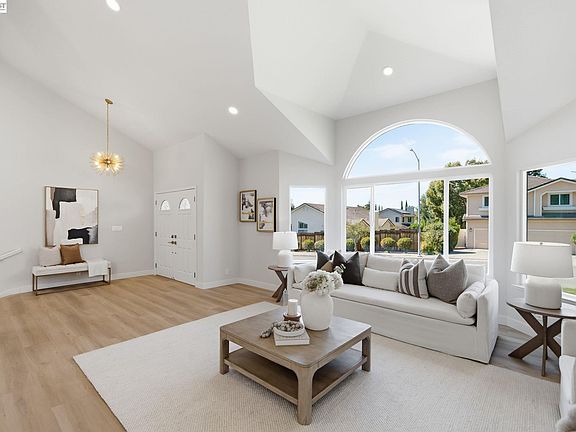4th image of 47 Palacio Ct