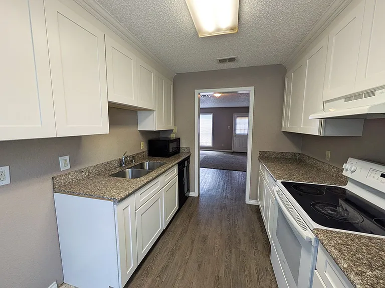 Laurel Square Townhomes — Photo 5
