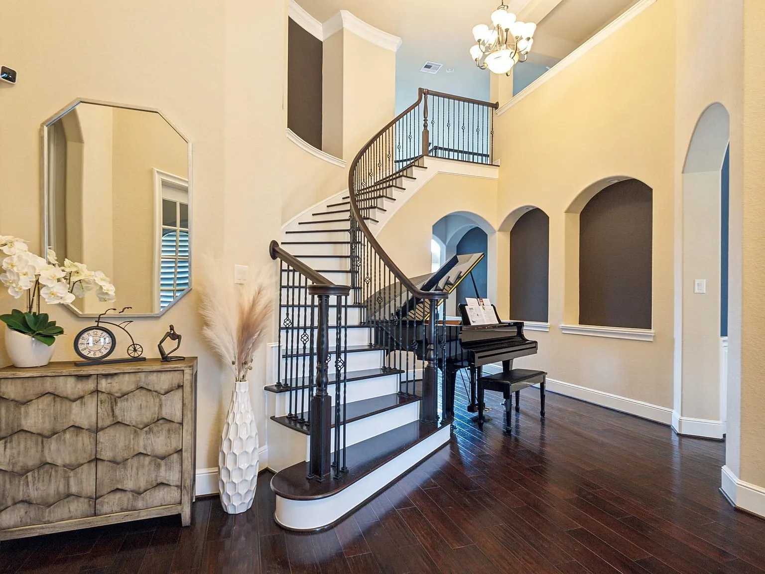 5 bed, 5.5 bath, 4916 sqft, $9,500 — Photo 4