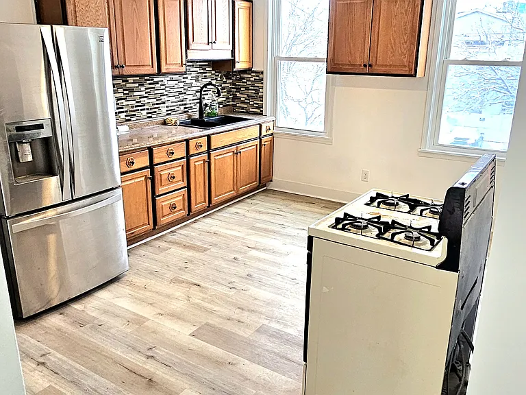 272 Butler St — Photo 2