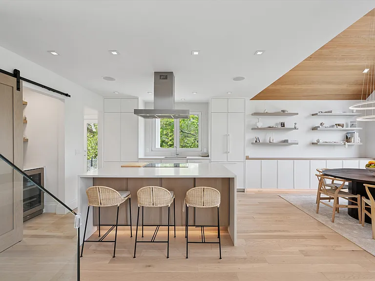 28 Canoe Place Rd — Photo 7