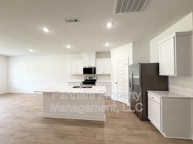 537 S Neon Ave — Photo 2