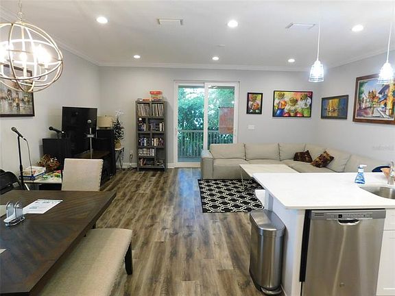 3rd image of 1029 Park Dr
